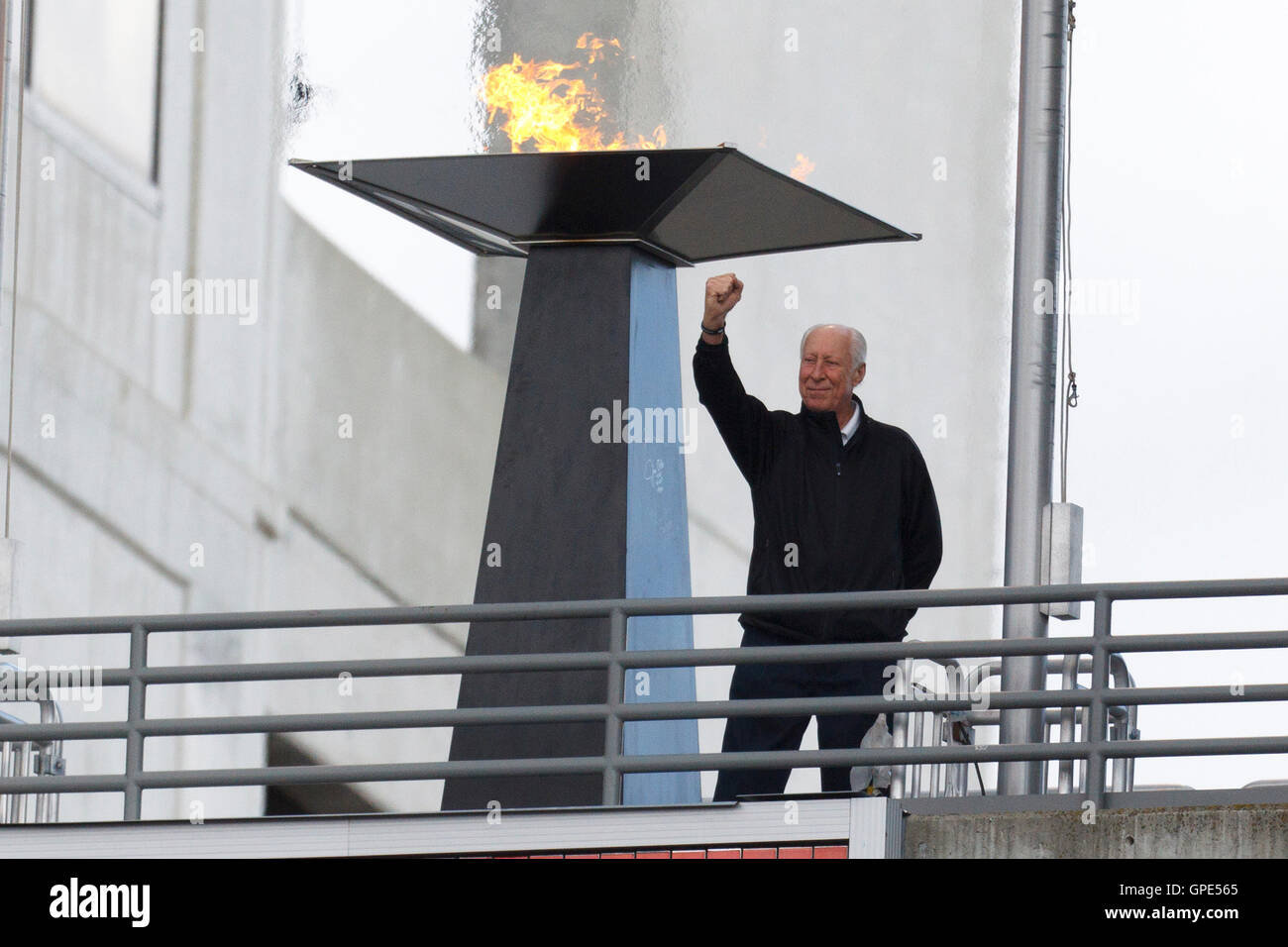 Nov 6, 2011 ; Oakland, CA, USA ; Oakland Raiders ancien joueur Fred Biletnikoff allume une flamme en l'honneur de Al Davis (non représenté) avant le match contre les Broncos de Denver à O.co Coliseum. Oakland Denver battu 38-24. Banque D'Images