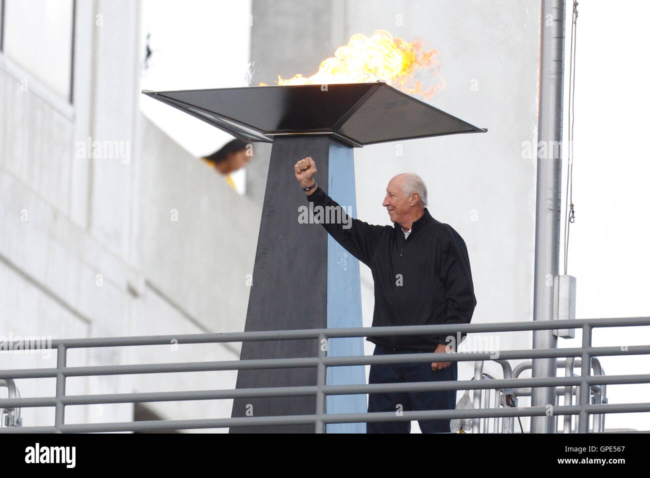 Nov 6, 2011 ; Oakland, CA, USA ; Oakland Raiders ancien joueur Fred Biletnikoff allume une flamme en l'honneur de Al Davis (non représenté) avant le match contre les Broncos de Denver à O.co Coliseum. Oakland Denver battu 38-24. Banque D'Images
