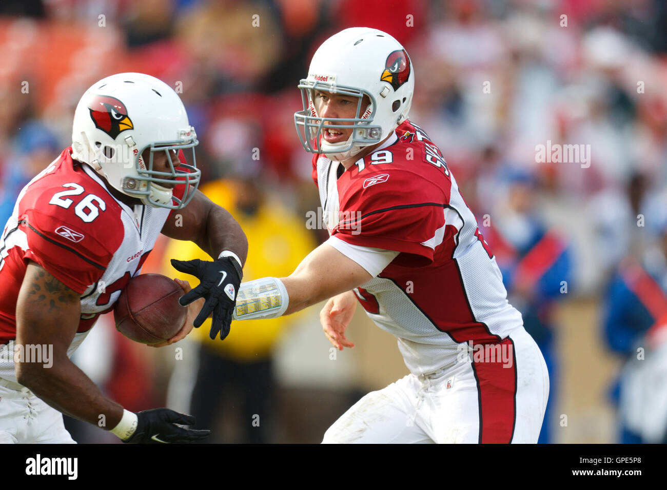 Nov 20, 2011 ; San Francisco, CA, USA ; Arizona Cardinals quarterback John Skelton (19) mains le ballon à utiliser de nouveau puits beanie (26) contre les san Francisco 49ers au cours du premier trimestre à candlestick park de san francisco. défait 23-7 de l'Arizona. Banque D'Images