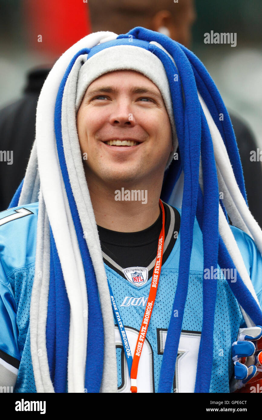 Déc 18, 2011 ; Oakland, CA, USA ; un ventilateur detroit lions dans les stands des sourires avant le match contre les raiders d'Oakland à o.co coliseum. detroit défait oakland 28-27. Banque D'Images