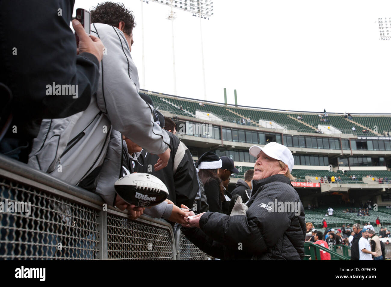 18 décembre 2011 ; Oakland, CA, États-Unis ; Mark Davis, propriétaire des Oakland Raiders (à droite), signe des autographes avant le match contre les Lions de Detroit au O.co Coliseum. Detroit bat Oakland 28-27. Banque D'Images