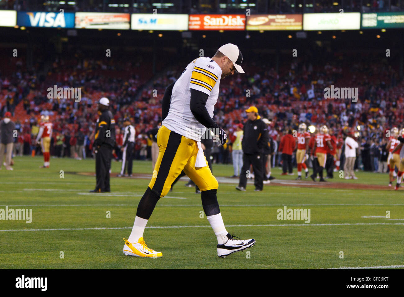 Déc 19, 2011 ; San Francisco, CA, USA ; Pittsburgh Steelers quarterback Ben Roethlisberger (7) se réchauffe avant le match contre les San Francisco 49ers à Candlestick Park. Banque D'Images