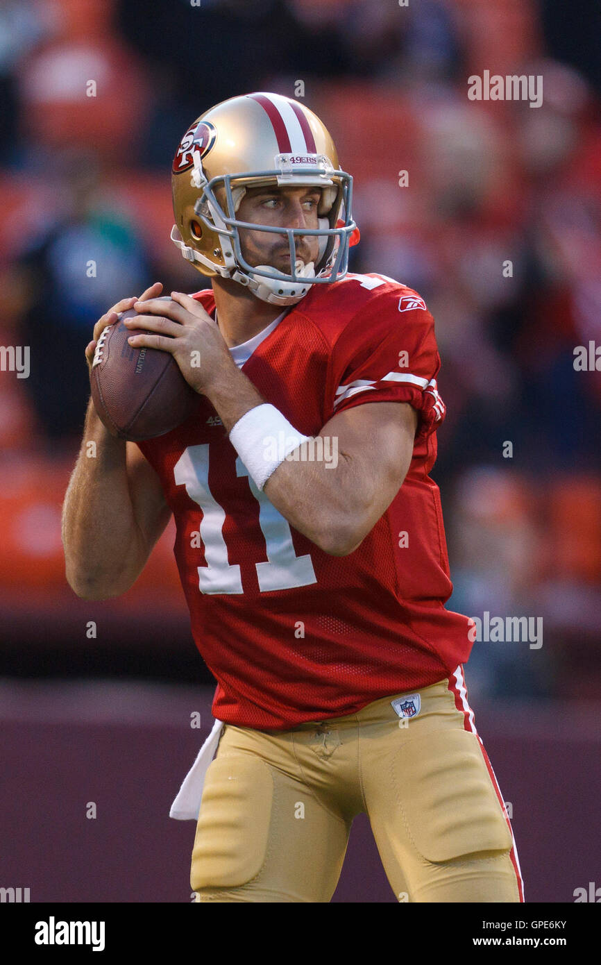 Déc 19, 2011 ; San Francisco, CA, USA ; San Francisco 49ers quarterback Alex Smith (11) se réchauffe avant le match contre les Steelers de Pittsburgh à Candlestick Park. Banque D'Images