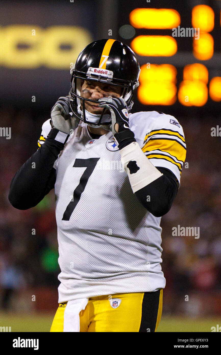 Déc 19, 2011 ; San Francisco, CA, USA ; Pittsburgh Steelers quarterback Ben Roethlisberger (7) ajuste son masque de visage avant qu'un jouer contre les San Francisco 49ers au cours du deuxième trimestre à Candlestick Park. Banque D'Images