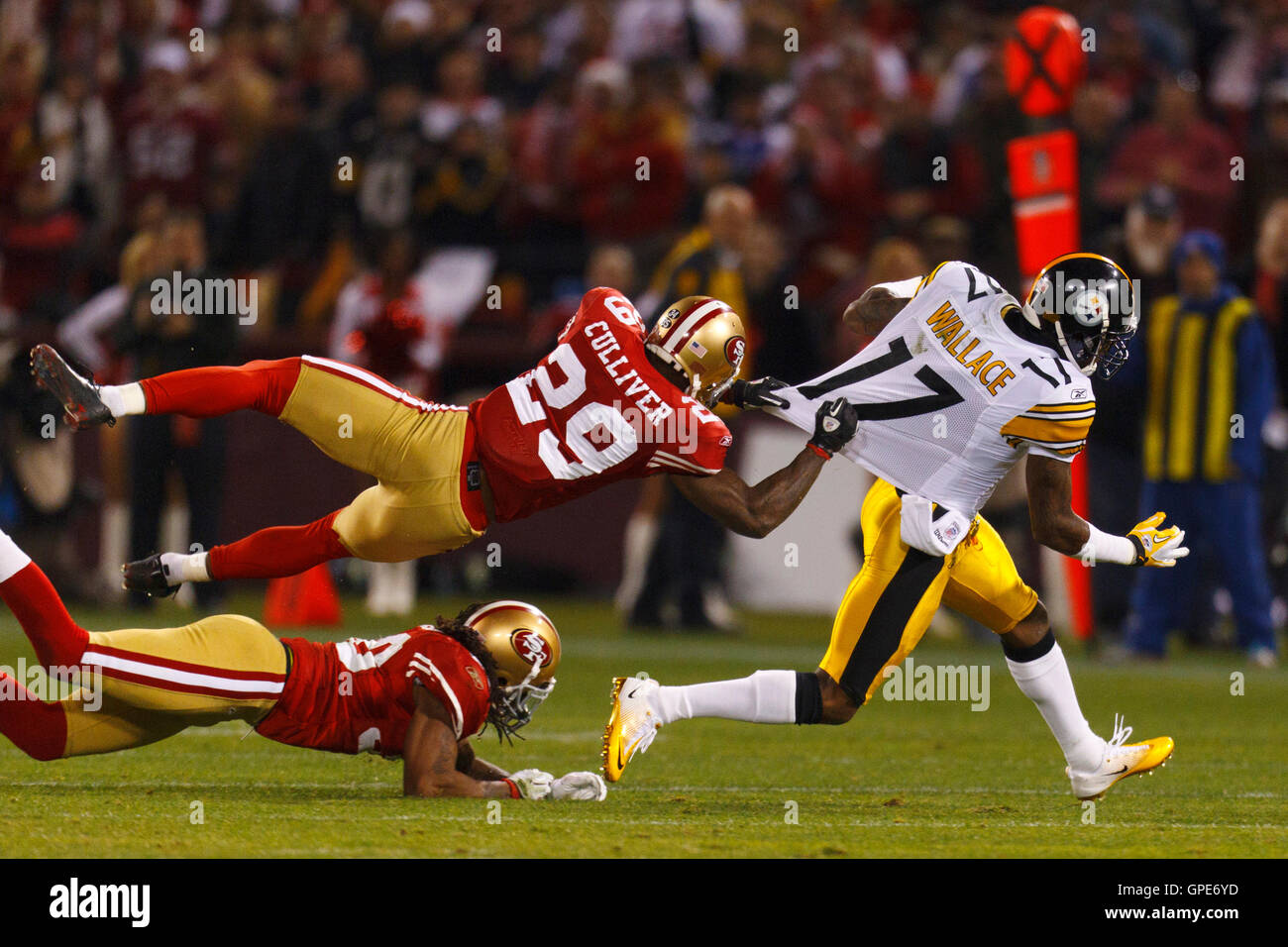 Déc 19, 2011 ; San Francisco, CA, USA ; San Francisco 49ers arrière défensif Chris Culliver (29) attaquer Pittsburgh Steelers receveur Mike Wallace (17) de derrière au deuxième trimestre à Candlestick Park. Banque D'Images