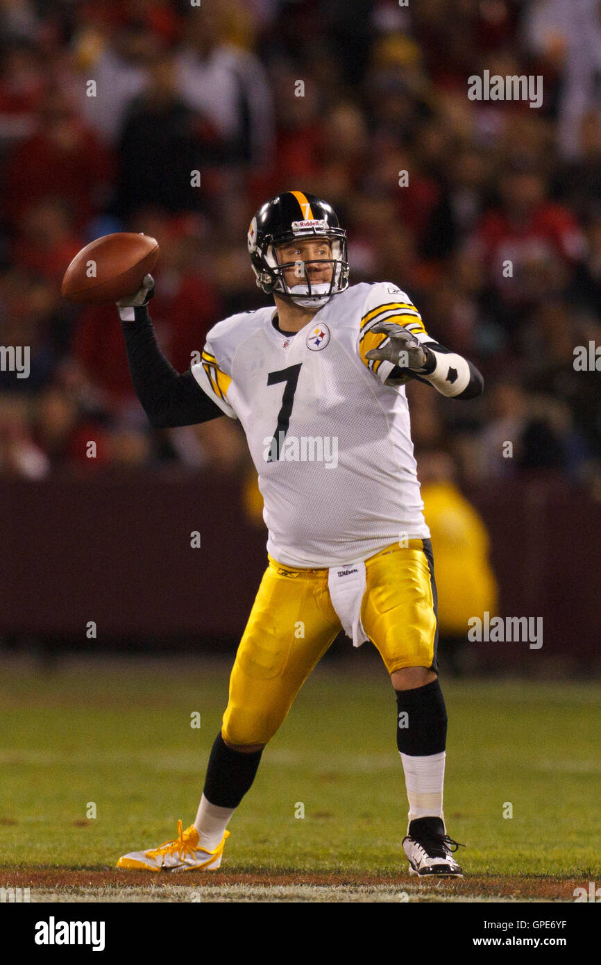 19 décembre 2011 ; San Francisco, CA, États-Unis ; le quarterback Ben Roethlisberger (7) des Pittsburgh Steelers passe la balle contre les 49ers de San Francisco lors du deuxième quart-temps à Candlestick Park. Banque D'Images