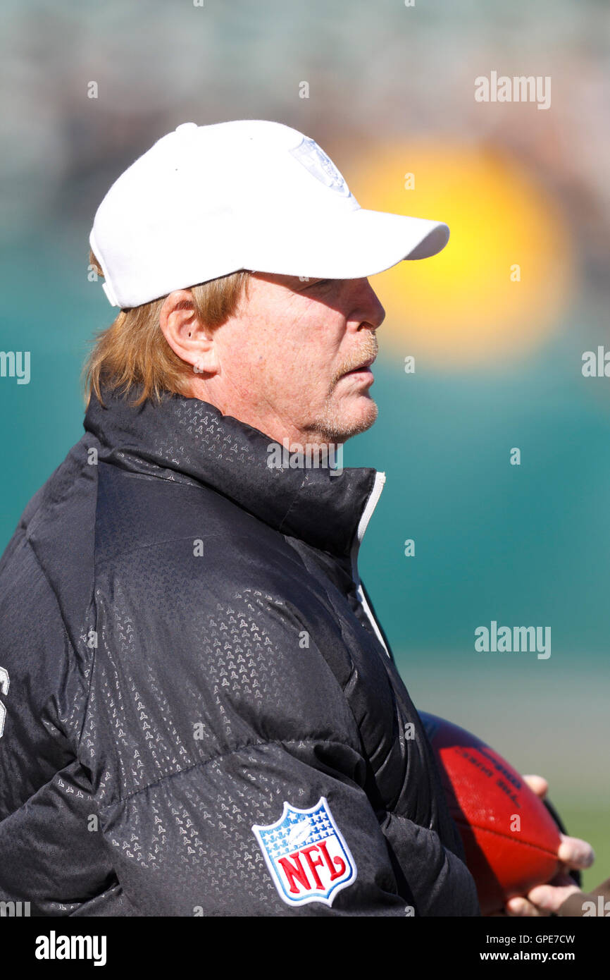 Jan 1, 2012 ; Oakland, CA, USA ; Oakland Raiders propriétaire mark davis observe son équipe réchauffer avant le match contre les Chargers de San diego à o.co Coliseum. Banque D'Images