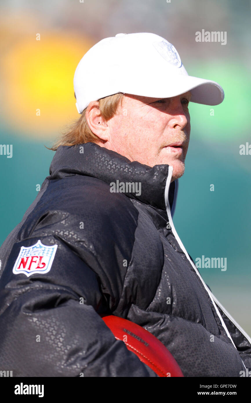 Jan 1, 2012 ; Oakland, CA, USA ; Oakland Raiders propriétaire Mark Davis à l'écart avant le match contre les Chargers de San Diego à O.co Coliseum. San Diego Oakland défait 38-26. Banque D'Images