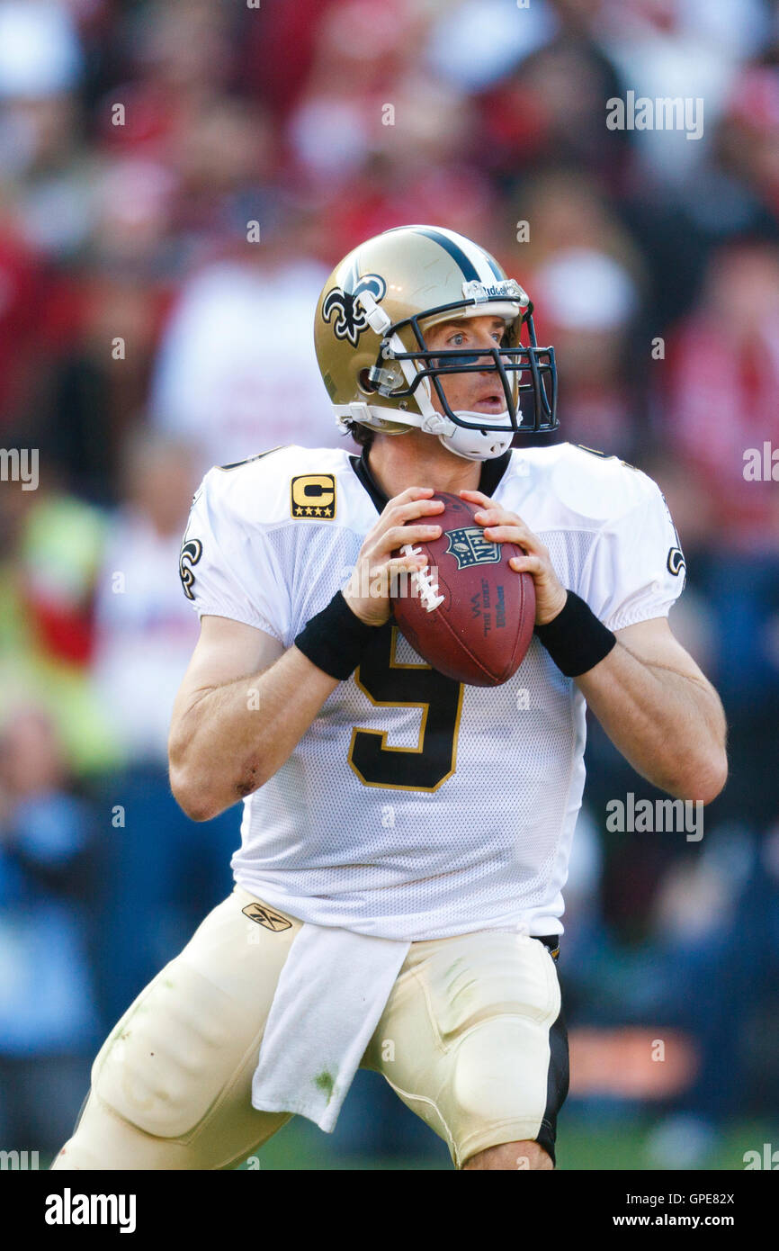 Jan 14, 2012 ; San Francisco, CA, USA, New Orleans Saints quarterback Drew Brees (9) se trouve dans la poche contre les San Francisco 49ers au cours du deuxième trimestre de 2011 les séries éliminatoires de la division NFC au Candlestick Park. San Francisco a battu New Orle Banque D'Images