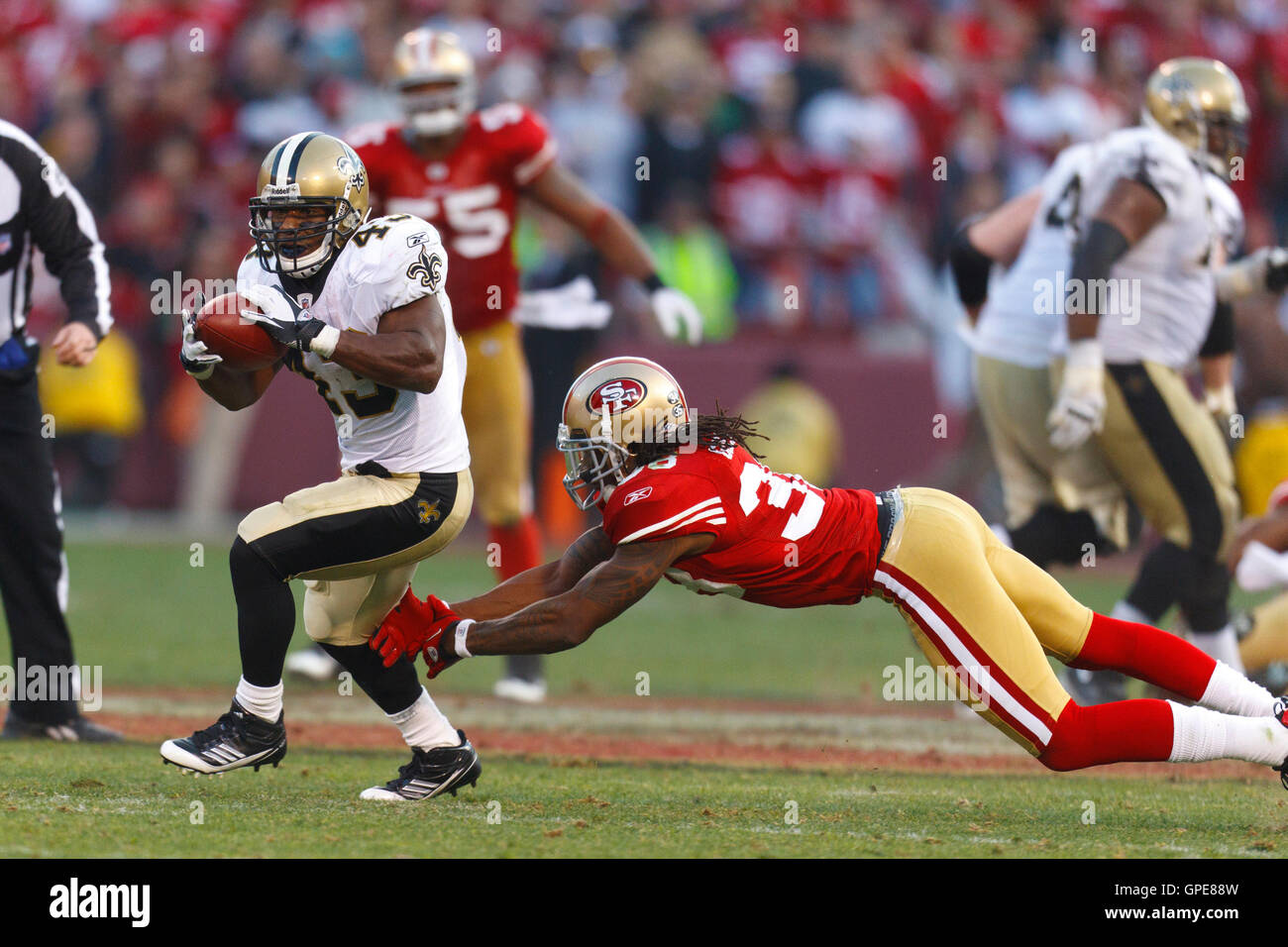 Jan 14, 2012 ; San Francisco, CA, USA, New Orleans Saints running back Darren Sproles (43) joncs passé san Francisco 49ers coffre dashon goldson (38) au cours du quatrième trimestre de 2011 les séries éliminatoires de la division nfc au candlestick park de san francisco. Banque D'Images