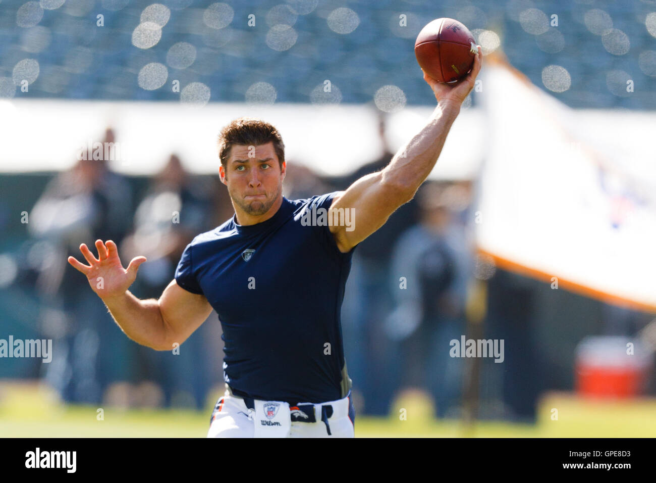 Nov 6, 2011 ; Oakland, CA, USA ; Denver Broncos quarterback tim tebow (15) se réchauffe avant le match contre les raiders d'Oakland à o.co Coliseum. Banque D'Images