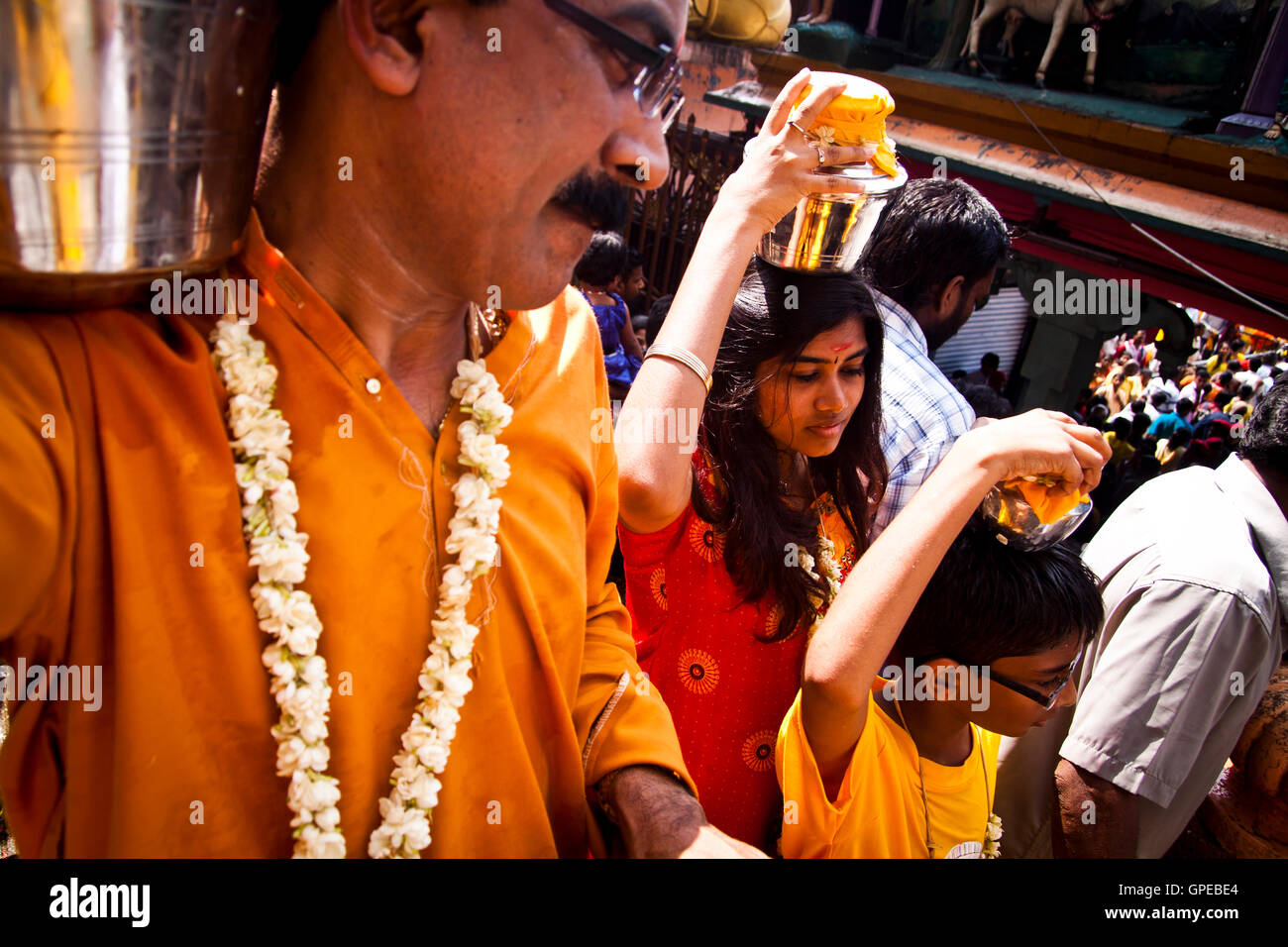 Une famille transporter kavadis au festival Thaipusam, grottes de Batu, la Malaisie. Banque D'Images