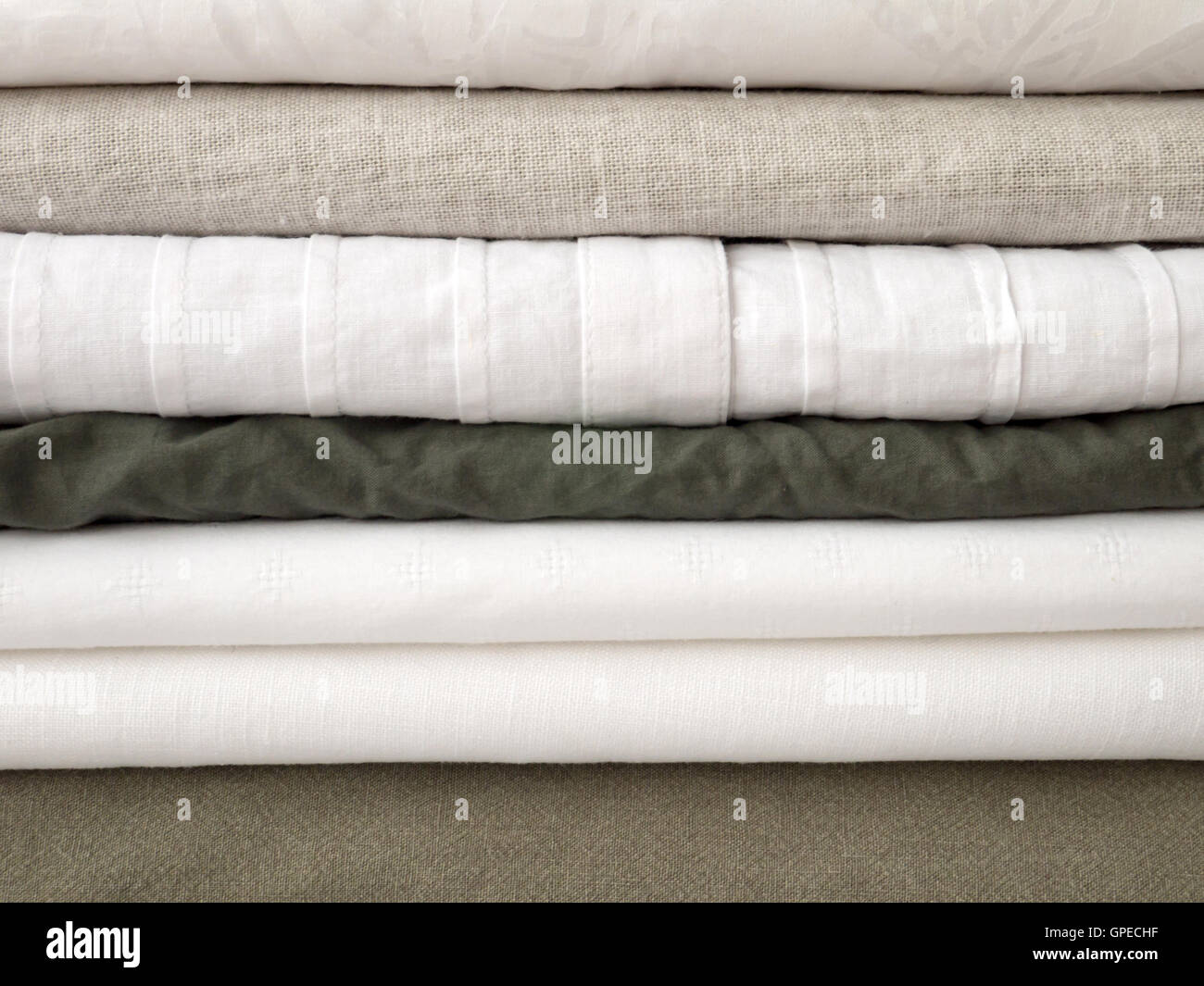 Pile d'été frais et blanc vêtements kaki avec différentes textures Banque D'Images