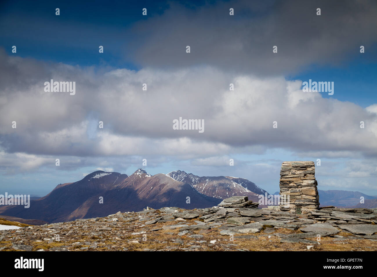 Le sommet de la Corbett Creag Rainich avec un Teallach en arrière-plan. Banque D'Images