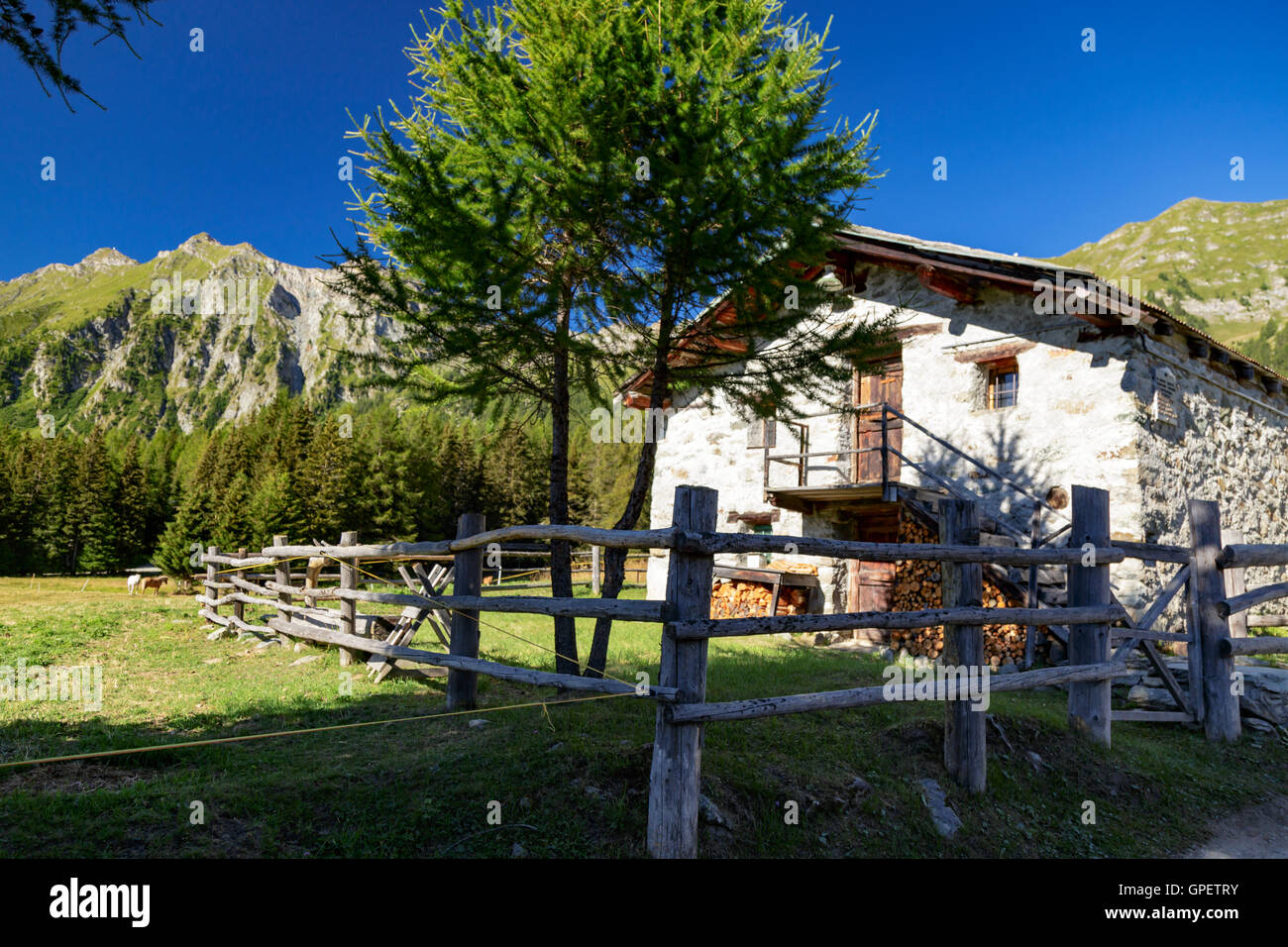 Vue panoramique sur la pittoresque maison du ranch de montagnes et d'avoir une clôture en bois artisanal rustique Banque D'Images