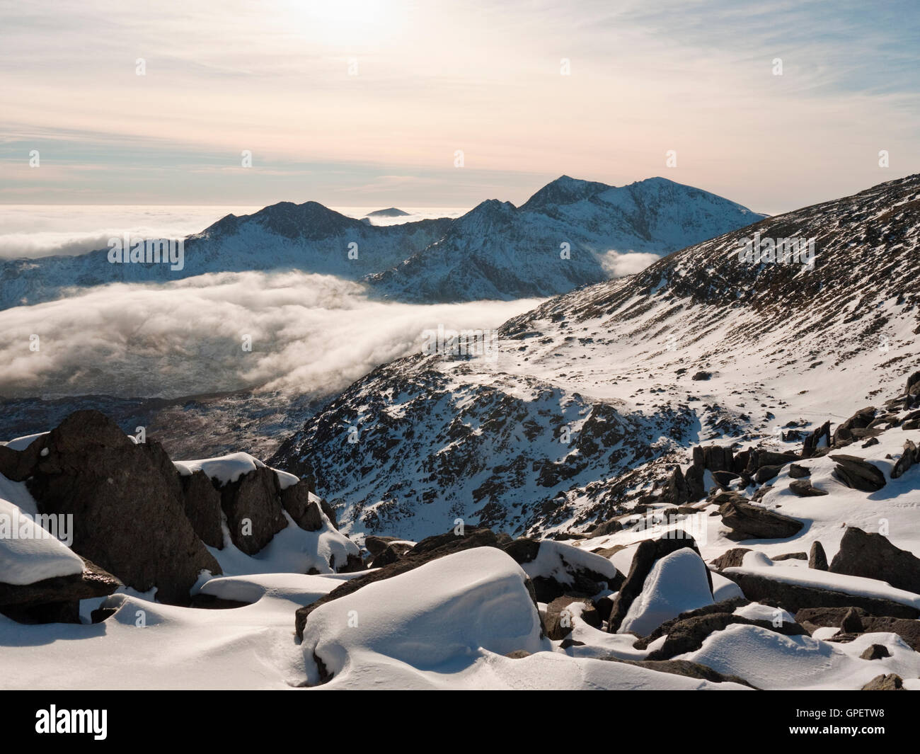 Une vue au-dessus d'un hiver Snowdon de l'inversion cloud Glyder Fach, voisine du parc national de Snowdonia, le Pays de Galles Banque D'Images