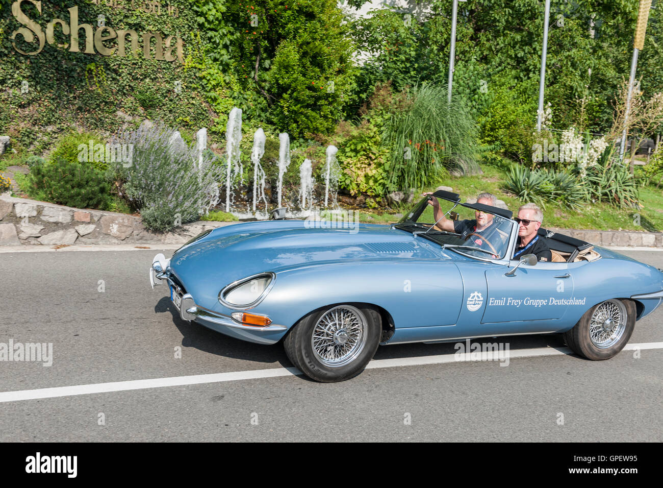 Scena, Italie - Juillet 08, 2016 : Jaguar E-type sur la Scena route vers Scena village Banque D'Images