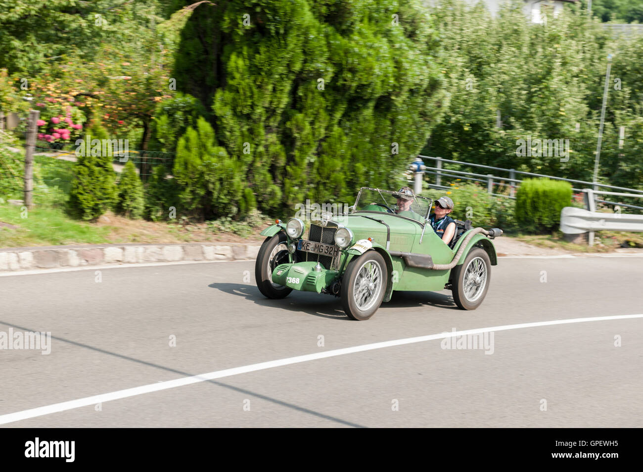 Scena, Italie - Juillet 08, 2016 : MG J2 sur la Scena Road en direction de Scena village Banque D'Images