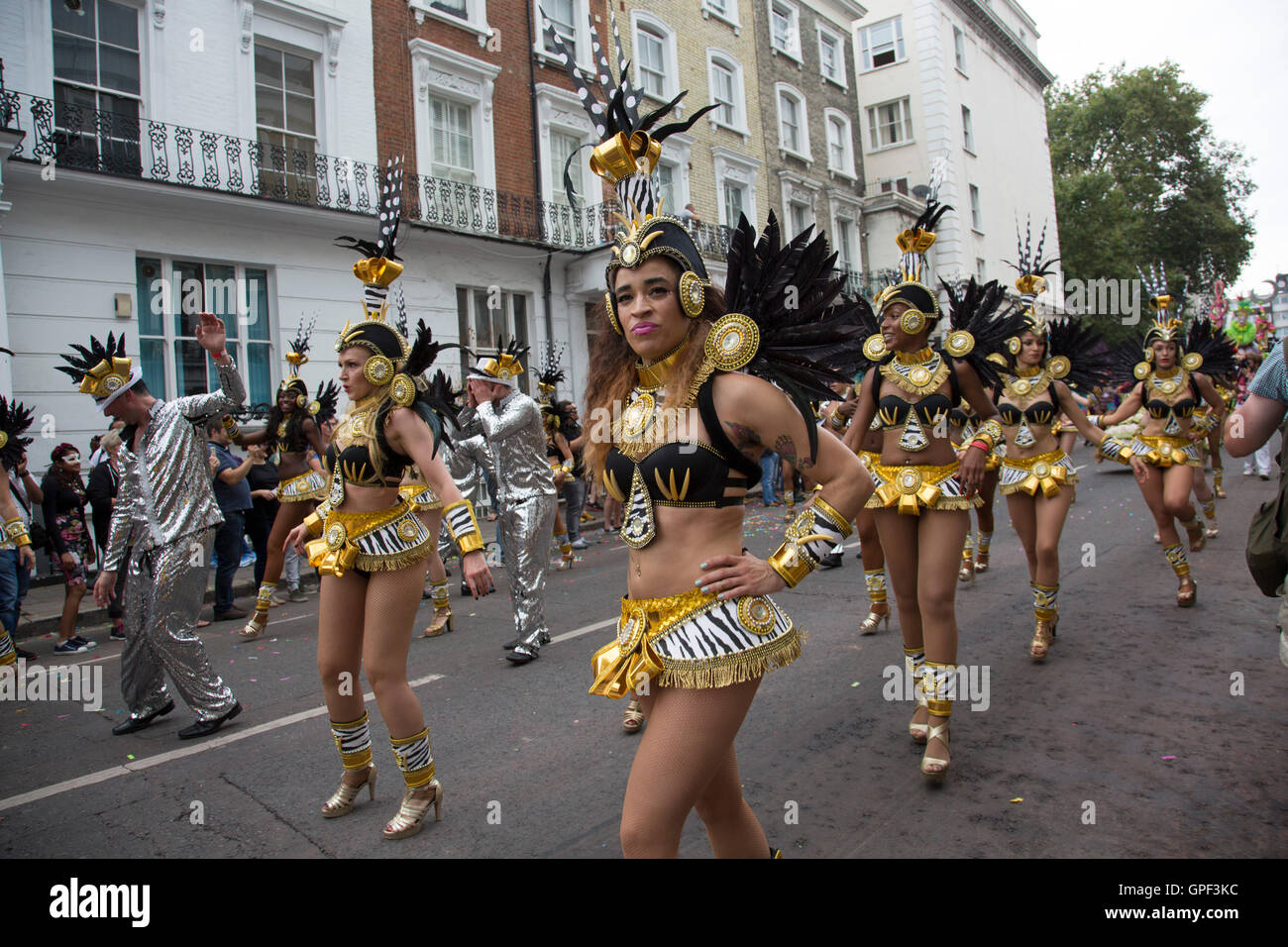 Danseurs brésiliens prendront part au défilé le lundi 28 août 2016 à Notting Hill Carnival dans l'ouest de Londres. Une célébration de la culture des Caraïbes / Antilles et le plus grand parti de la rue, festival et défilé. Revelers viennent par centaines de milliers pour s'amuser, danser, boire et laisser aller dans la brillante atmosphère. Il est dirigé par des membres de la West Indian / Communauté des Caraïbes, en particulier le trinidadien et Tobagonian population britannique, dont beaucoup ont vécu dans la région depuis les années 1950. Le carnaval a attiré jusqu'à 2 millions de personnes dans le passé et des centres autour d'une parade de f Banque D'Images