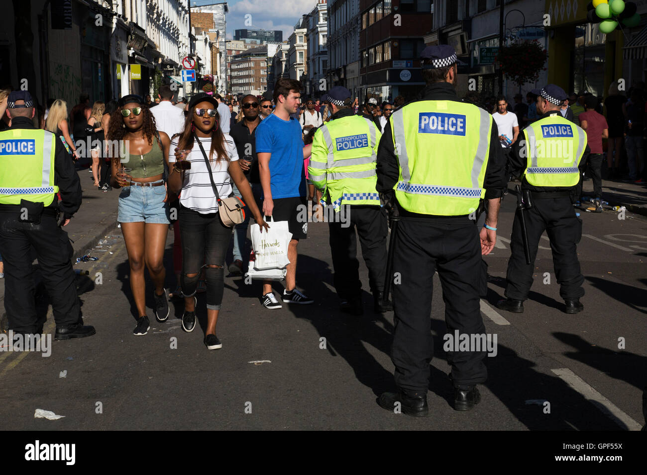 La présence policière sur Westbourne Grove le lundi 28 août 2016 à la 50e carnaval de Notting Hill dans l'ouest de Londres. Une célébration de la culture des Caraïbes / Antilles et le plus grand parti de la rue, festival et défilé. Revelers viennent par centaines de milliers pour s'amuser, danser, boire et laisser aller dans la brillante atmosphère. Il est dirigé par des membres de la West Indian / Communauté des Caraïbes, en particulier le trinidadien et Tobagonian population britannique, dont beaucoup ont vécu dans la région depuis les années 1950. Le carnaval a attiré jusqu'à 2 millions de personnes dans le passé et des centres autour d'un défilé o Banque D'Images