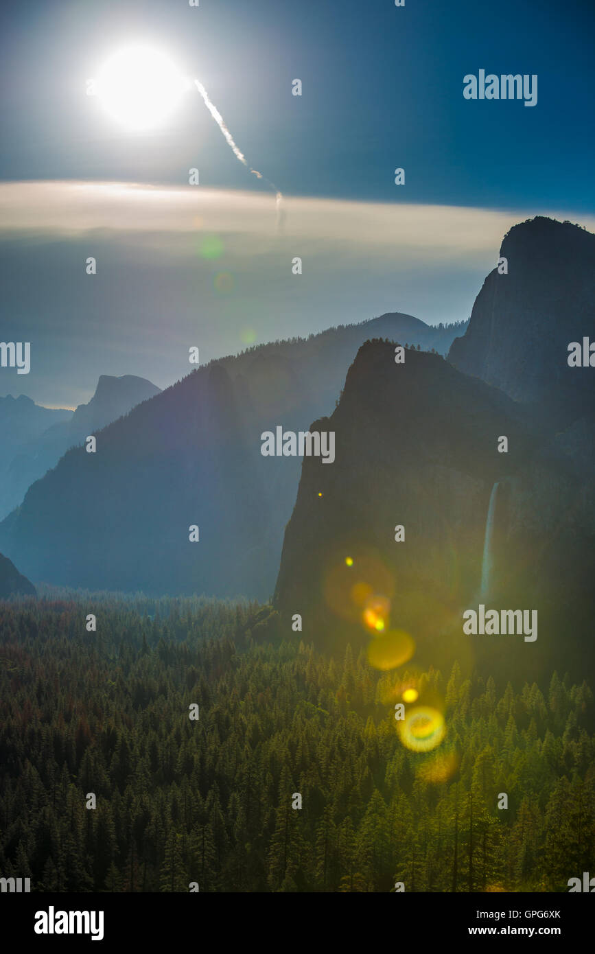 Bridalveil Falls et demi dôme pic en vallée de Yosemite, National Park, California, USA Banque D'Images