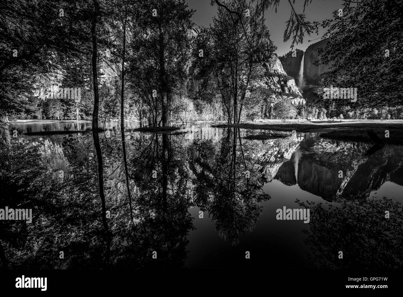 Yosemite Falls réflexion dans la Merced River au lever du soleil National Park, California Banque D'Images