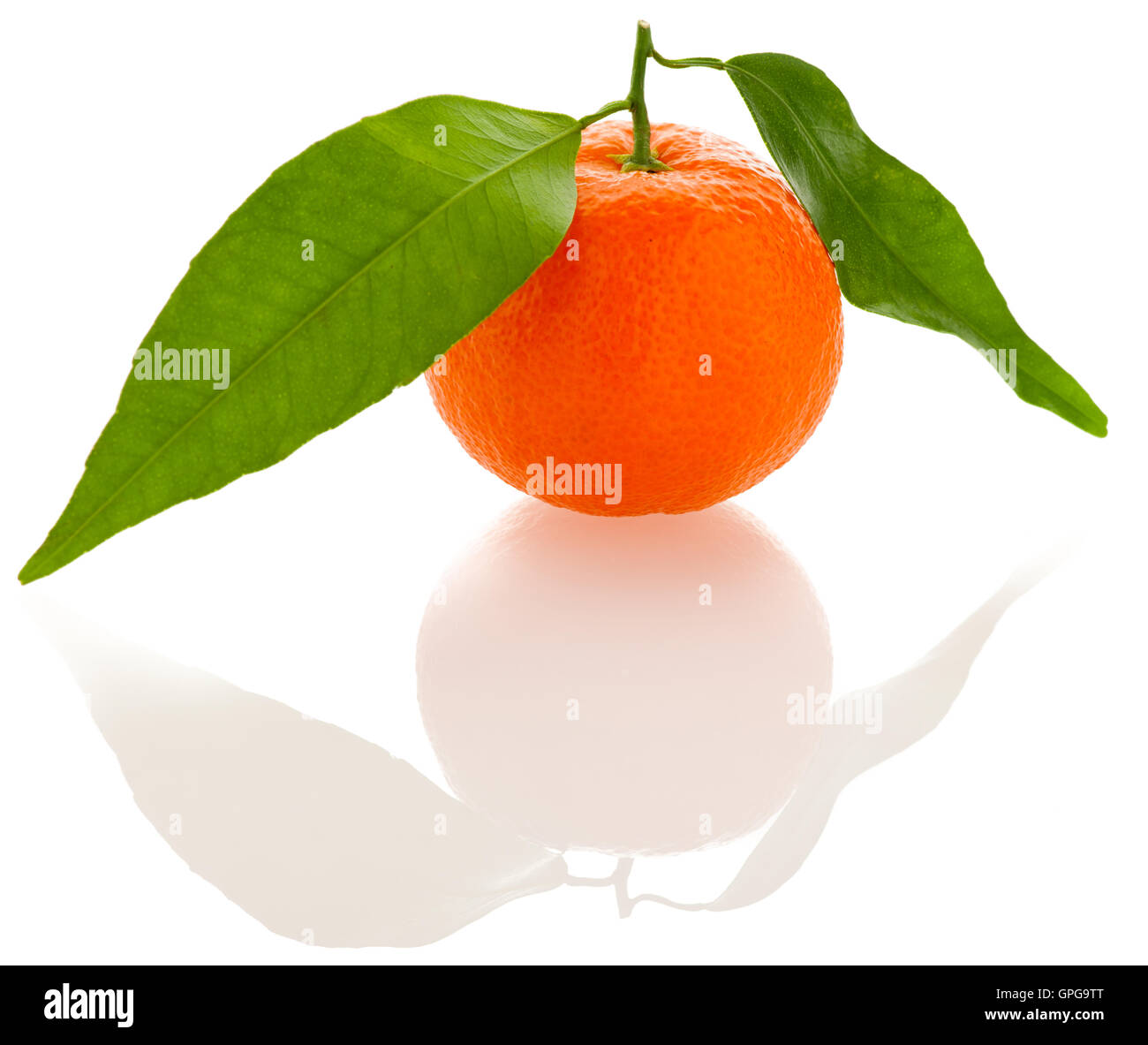 Agrumes mandarin orange fraîches non pelées avec feuilles vertes sur fond blanc isolé. Les vitamines naturelles doux savoureux. Banque D'Images