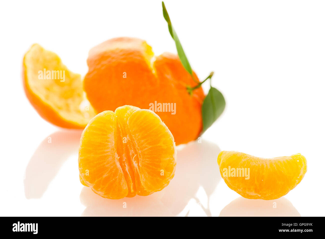 Peel en spirale d'orange mandarin avec feuilles vertes et d'une tranche d'agrumes isolés. Les vitamines naturelles doux savoureux. Banque D'Images