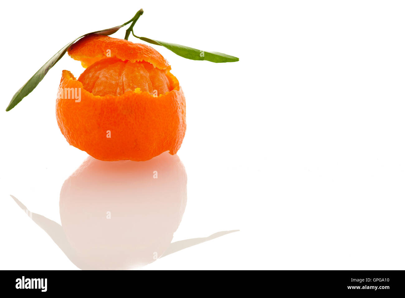 Peel en spirale d'orange mandarin avec feuilles vertes et d'une tranche d'agrumes isolés. Les vitamines naturelles doux savoureux. Banque D'Images