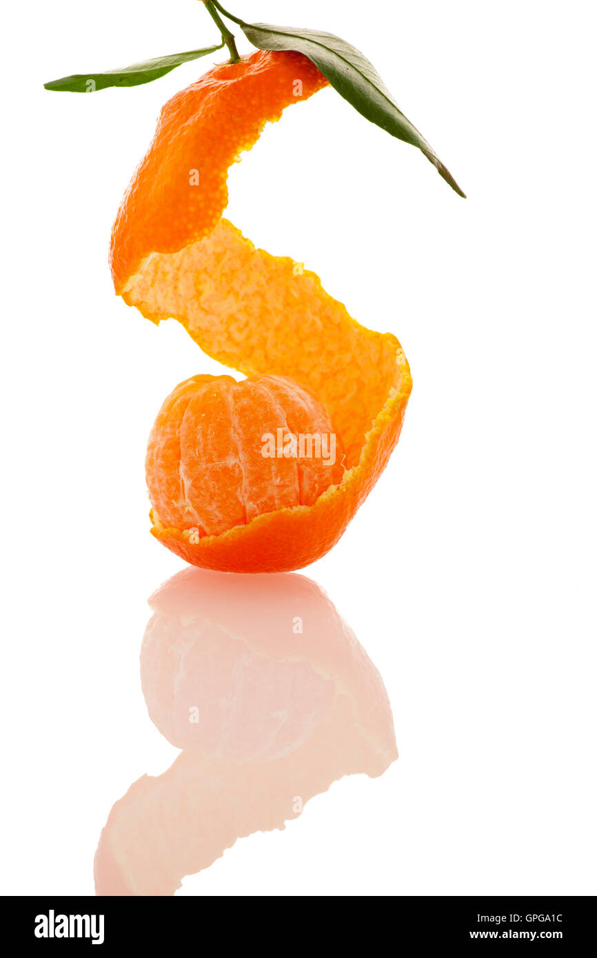 Peel en spirale d'agrumes mandarin orange avec feuilles vertes sur fond blanc isolé. Banque D'Images