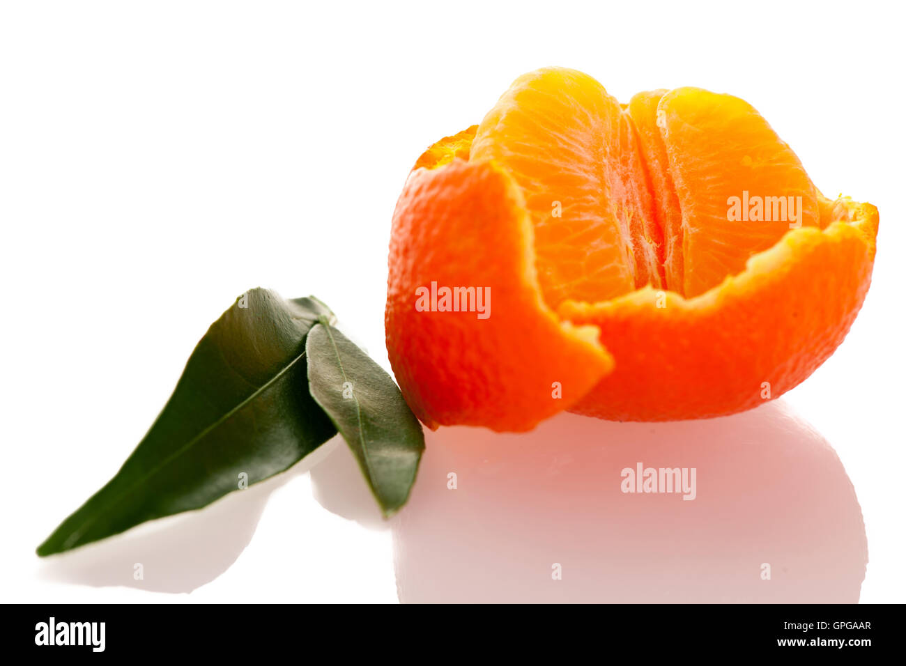 Peel en spirale d'orange mandarin avec feuilles vertes et d'une tranche d'agrumes isolés. Les vitamines naturelles doux savoureux. Banque D'Images