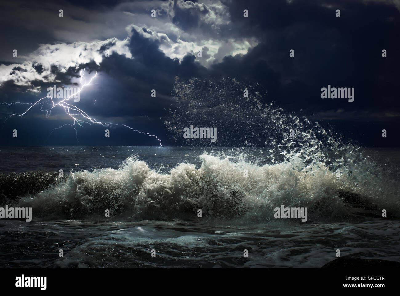 Tempête avec lgihting sombres de l'océan et les vagues dans la nuit Banque D'Images