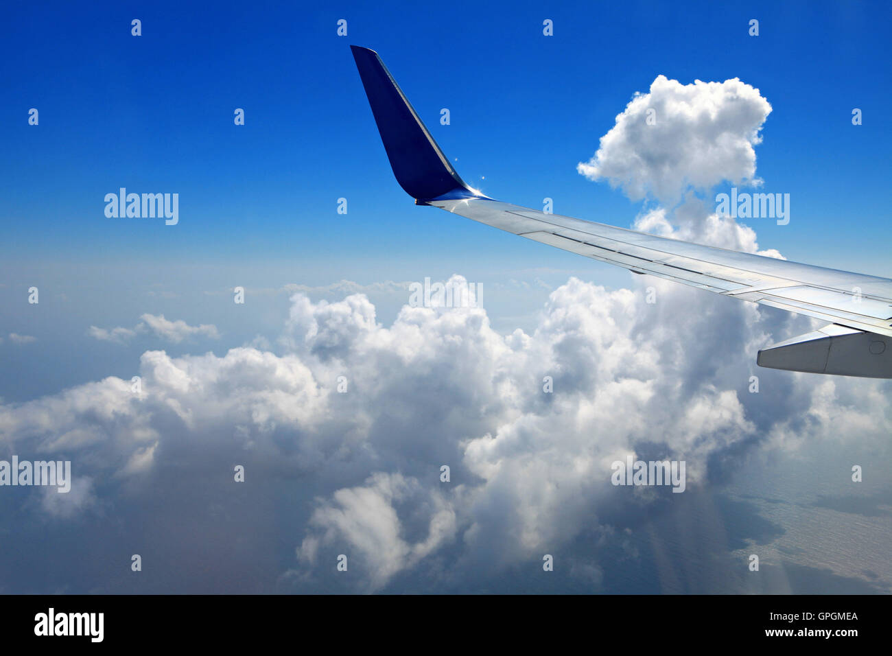 Aile d'avion dans le ciel nuageux. Vue depuis la fenêtre. Banque D'Images