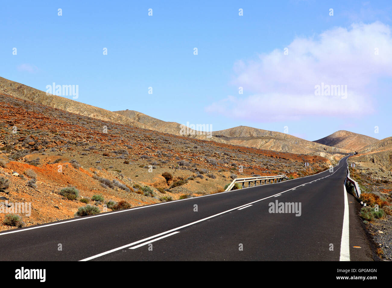 Route en montagne. Paysage de Fuerteventura. Canaries, Espagne Banque D'Images
