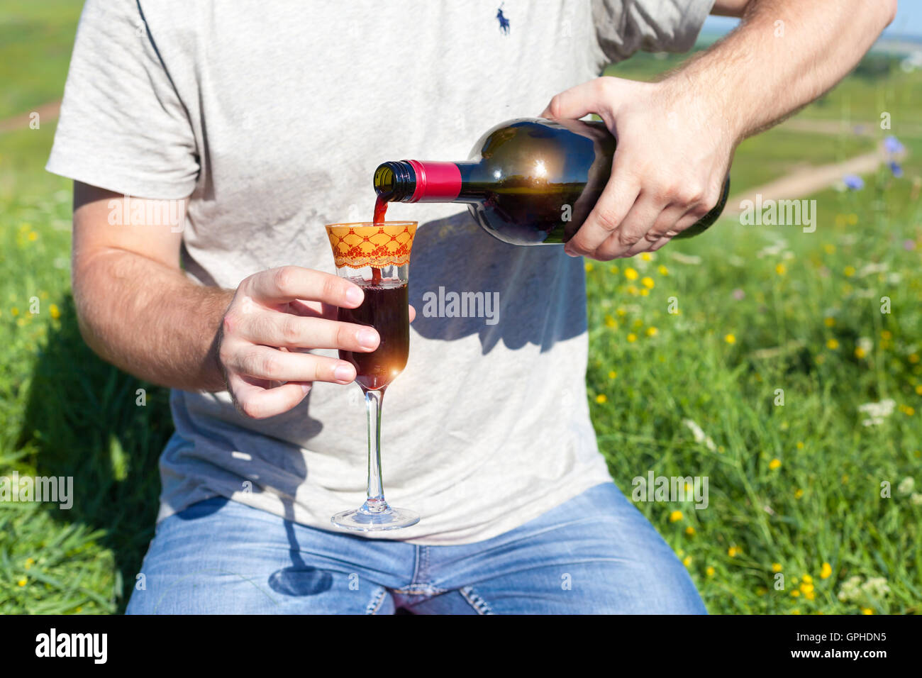L'homme de boire du vin sur le pique-nique Banque D'Images