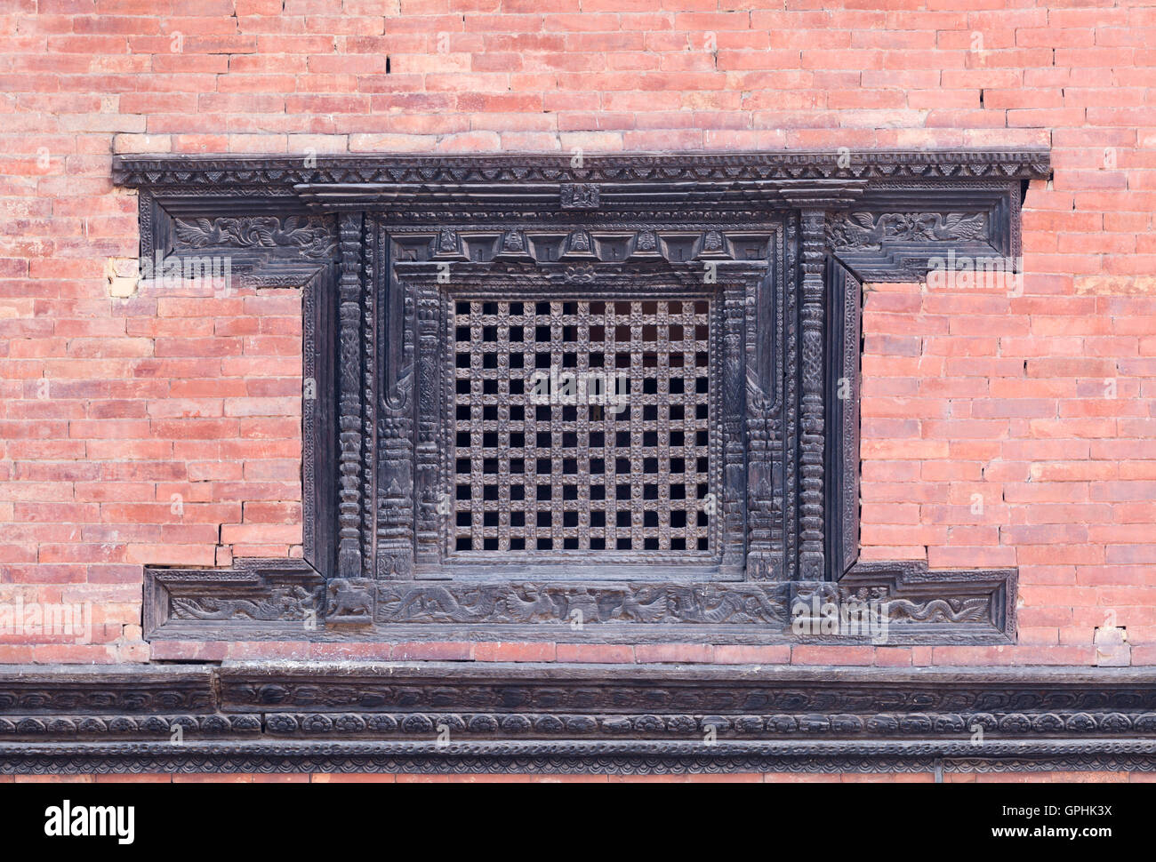 Fenêtre en bois magnifiquement sculpté au palais royal, Durbar Square, Patan, Népal Banque D'Images