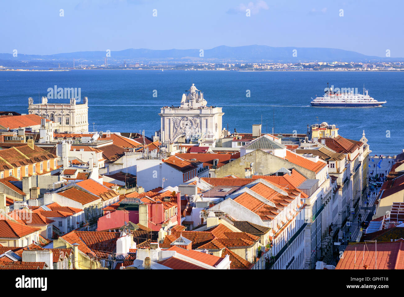 Vue sur les toits du centre-ville de Lisbonne à tage, Portugal Banque D'Images