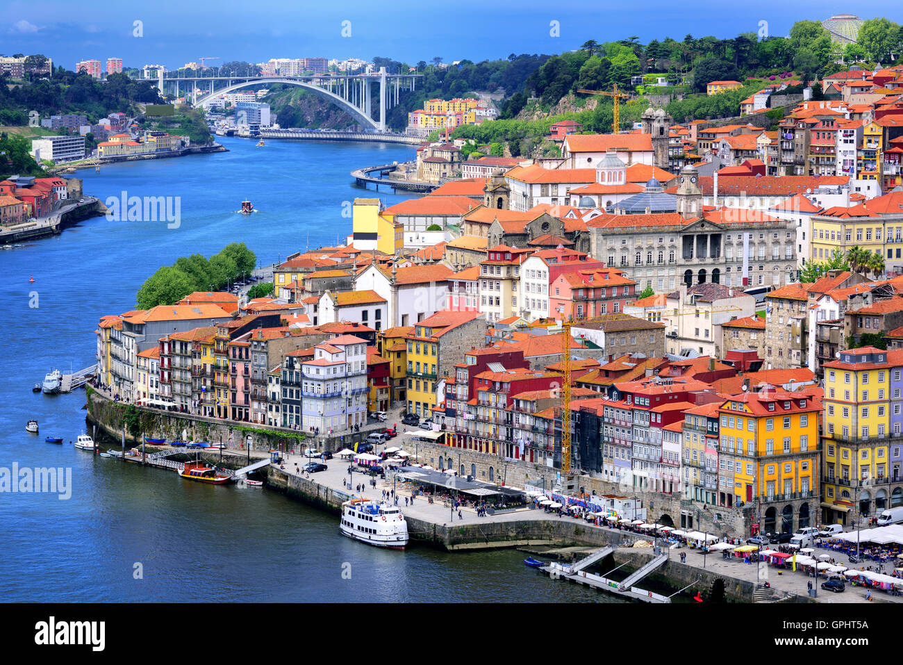 Ribeira, la vieille ville de Porto et la rivière Douro, Portugal Banque D'Images