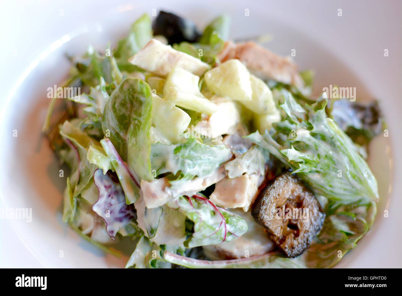 Salade Waldorf avec laitue, pomme, noix marinées dans une vinaigrette crémeuse Banque D'Images