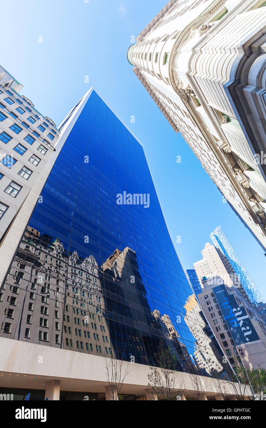 Gratte-ciel de Manhattan, New York, avec une façade en verre courbé Banque D'Images
