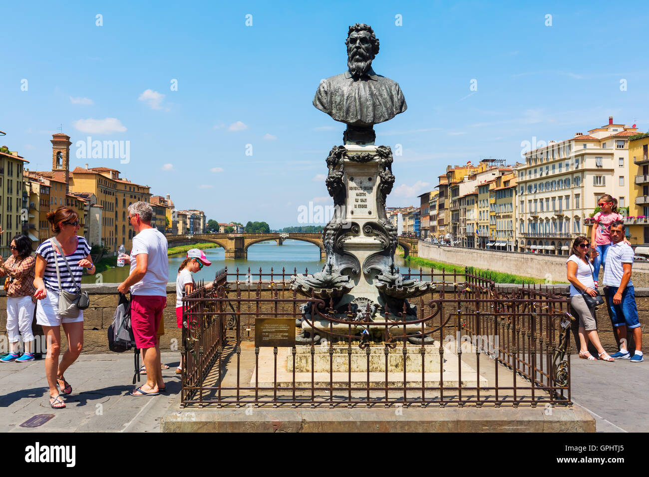 Statue sur la cité médiévale le Ponte Vecchio à Florence, Italie Banque D'Images