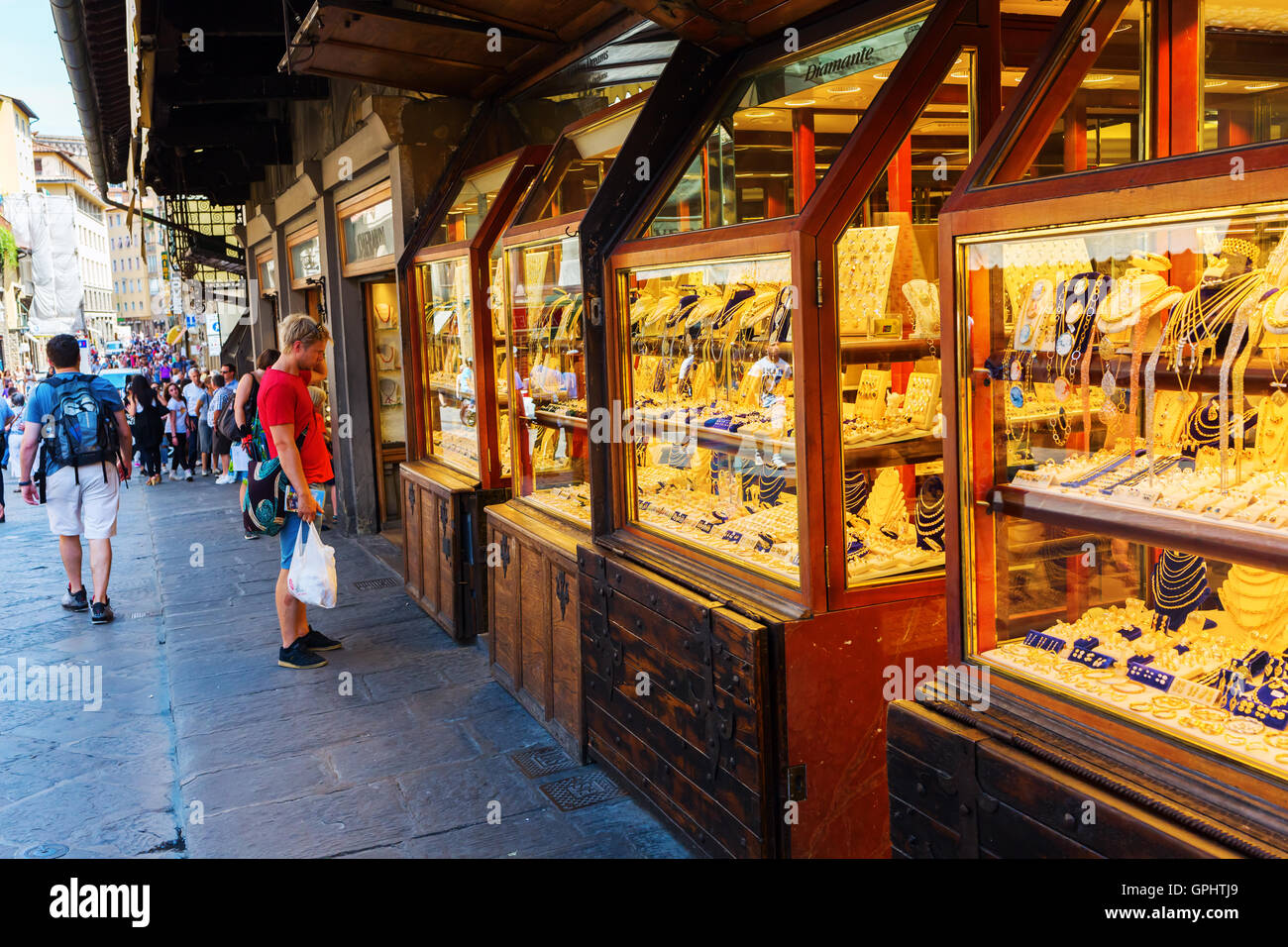 Boutiques de bijoux médiévaux sur le Ponte Vecchio à Florence, Italie Banque D'Images