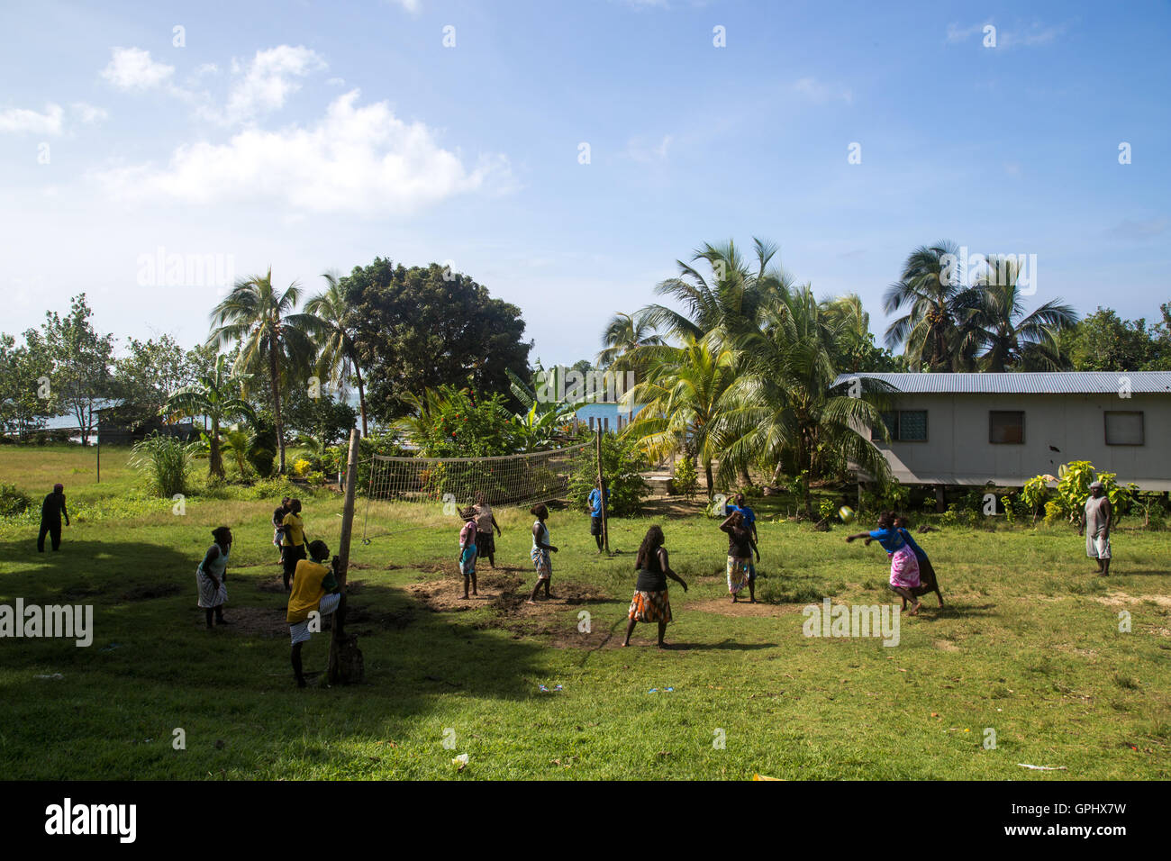 Chea Village, Îles Salomon - 31 mai 2015 : les femmes et girles jouer au volley-ball dans le lagon de Marovo dans village Chea Banque D'Images