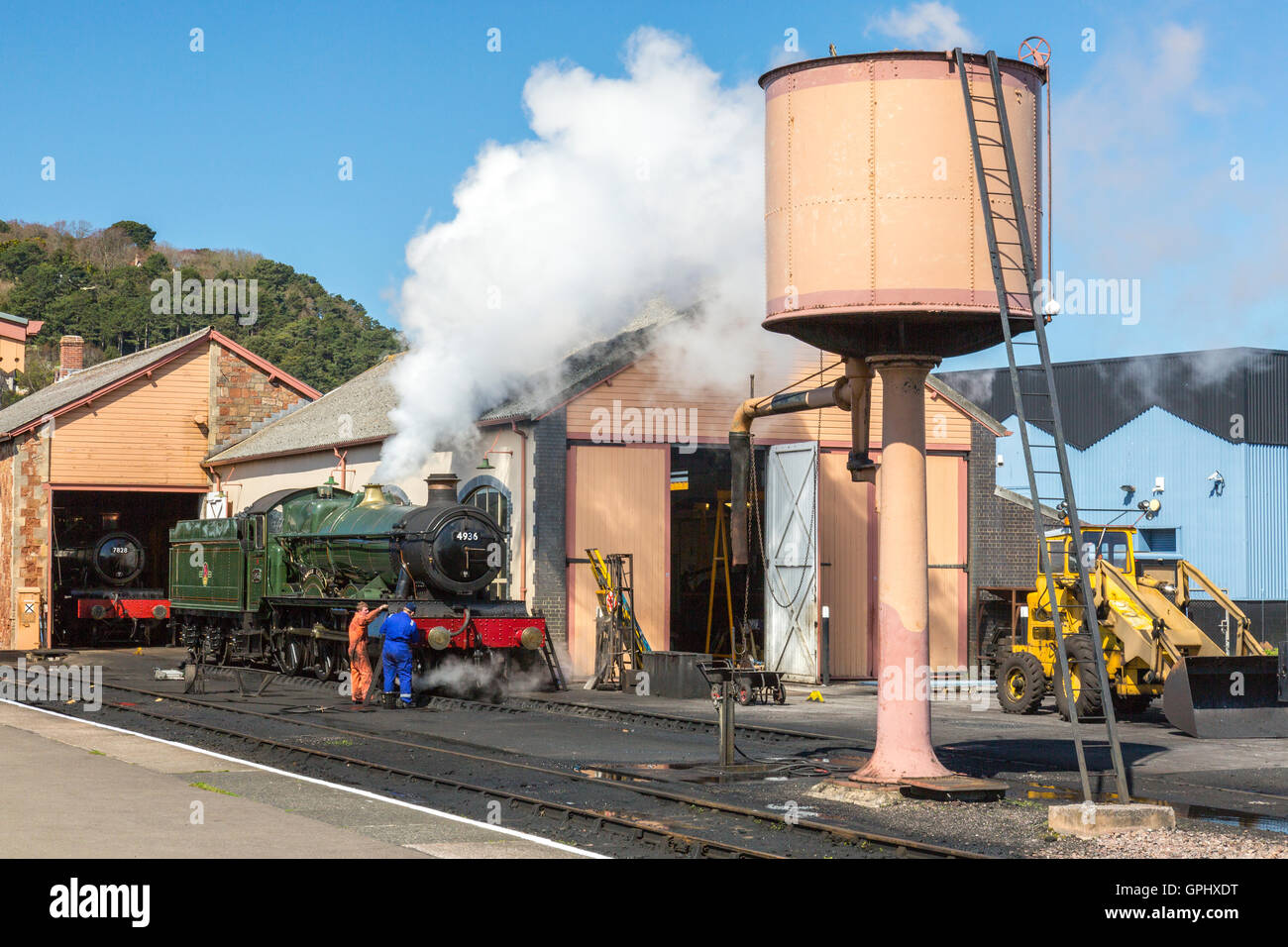 Ex-loco vapeur GWR 4396 'Hall' Kinlet l'attention des monteurs à Minehead, West Somerset Railway, England, UK Banque D'Images