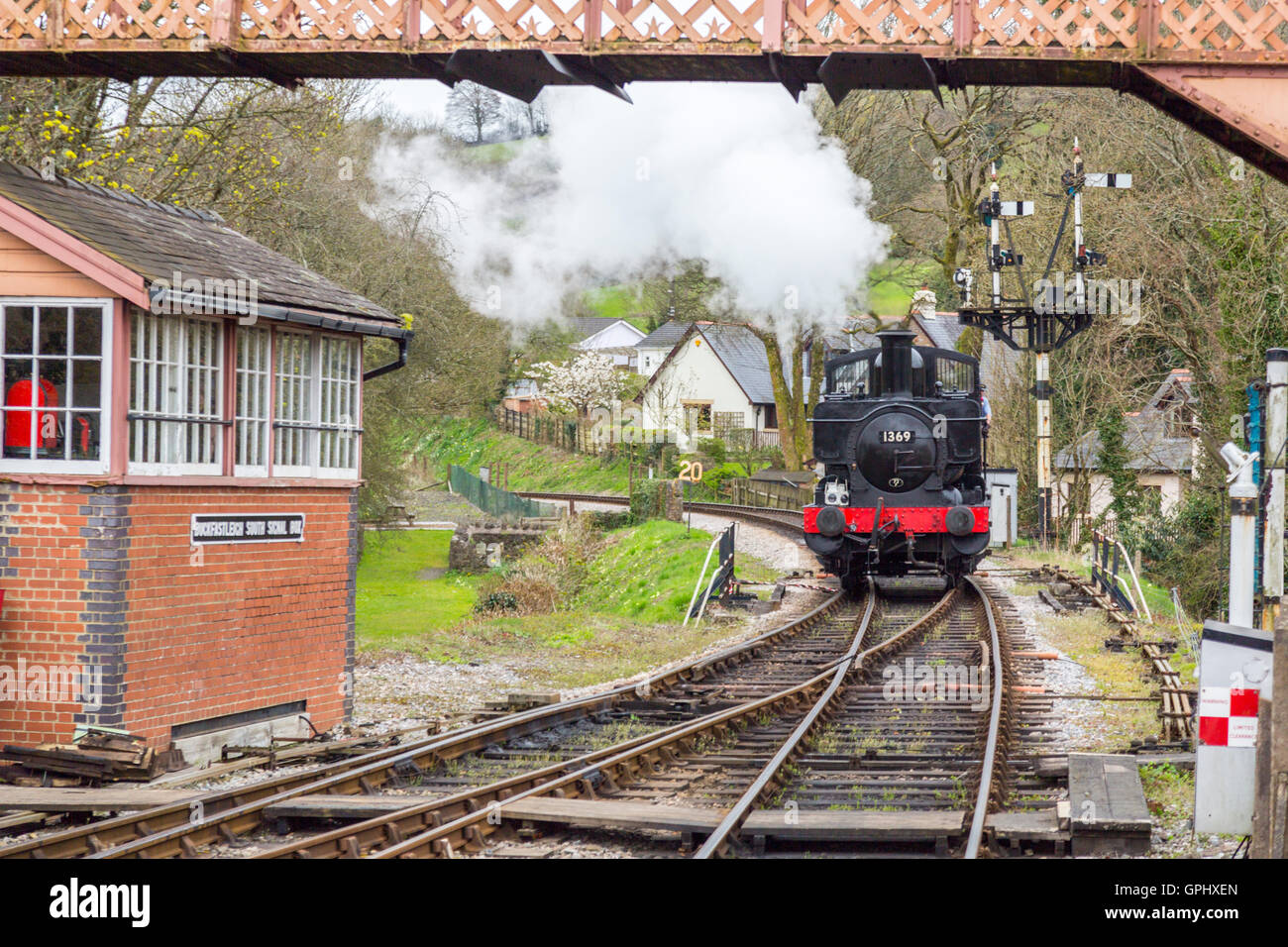 Ex-GWR loco 1369 réservoir pannier à Ashburton station sur le chemin de fer du sud du Devon, England, UK Banque D'Images