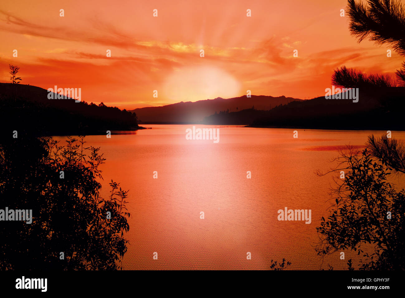 Coucher de soleil panoramique avec orange ciel au lac de montagne, le Parc National Peneda Geres Banque D'Images
