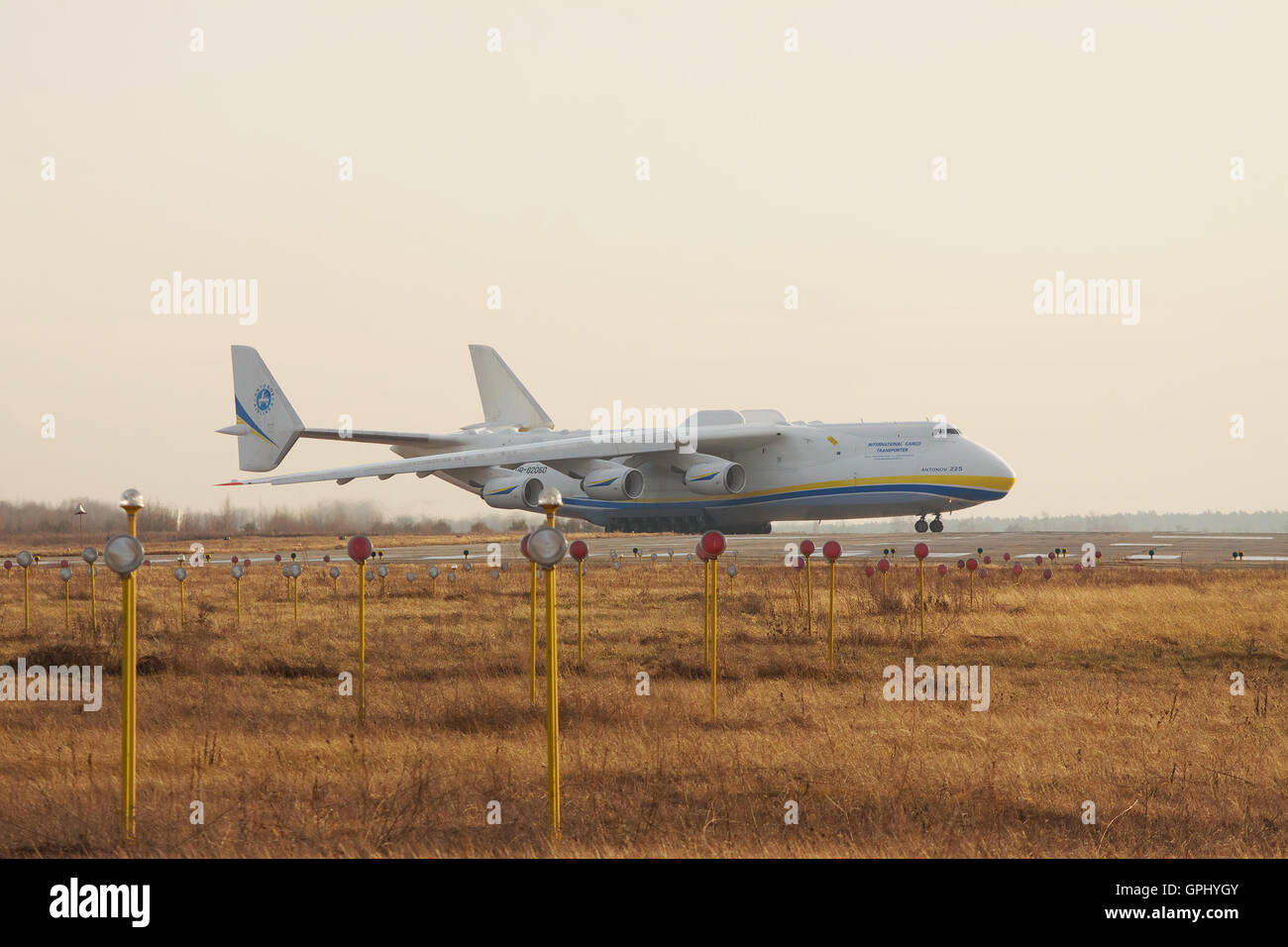 Région de Kiev, Ukraine - le 5 janvier 2012 : Antonov An-225 Mriya Buseau Design est le roulage vers la piste pour le décollage sur le coucher du soleil Banque D'Images