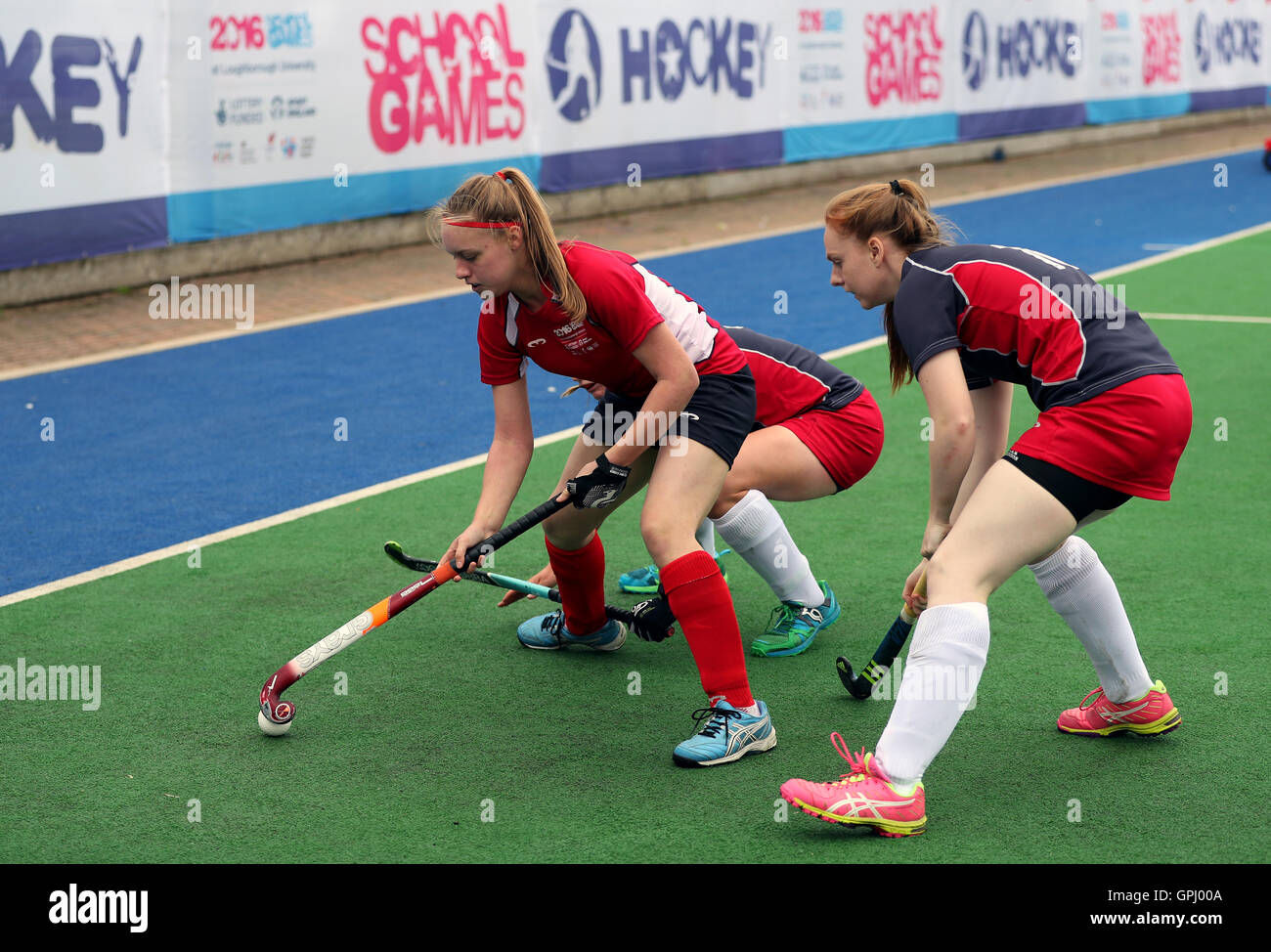 Angleterre Red's Holly Dean et l'Angleterre Blue's Alice au cours de la dernière de lames la Girls Hockey sur le quatrième jour de la 2016 Jeux de l'école à l'Université de Loughborough. ASSOCIATION DE PRESSE Photo. Photo date : dimanche 4 septembre 2016. Banque D'Images