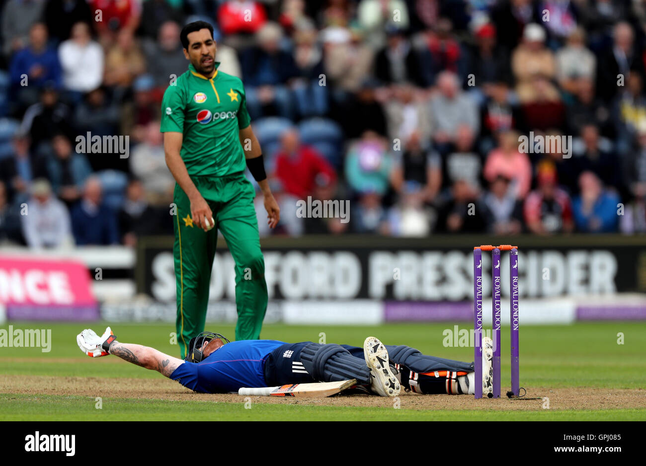 L'Angleterre Ben Stokes grimace de douleur après avoir été frappé à l'aine par une balle de Pakistan's Gull Umar durant la cinquième Royal London un jour à l'International Stadium, Cardiff SWALEC SSE. Banque D'Images