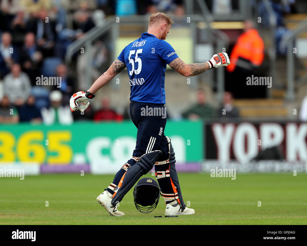 L'Angleterre Ben Stokes tente de marcher au large de la douleur après avoir été frappé à l'aine par une balle de Pakistan's Gull Umar durant la cinquième Royal London un jour à l'International Stadium, Cardiff SWALEC SSE. Banque D'Images